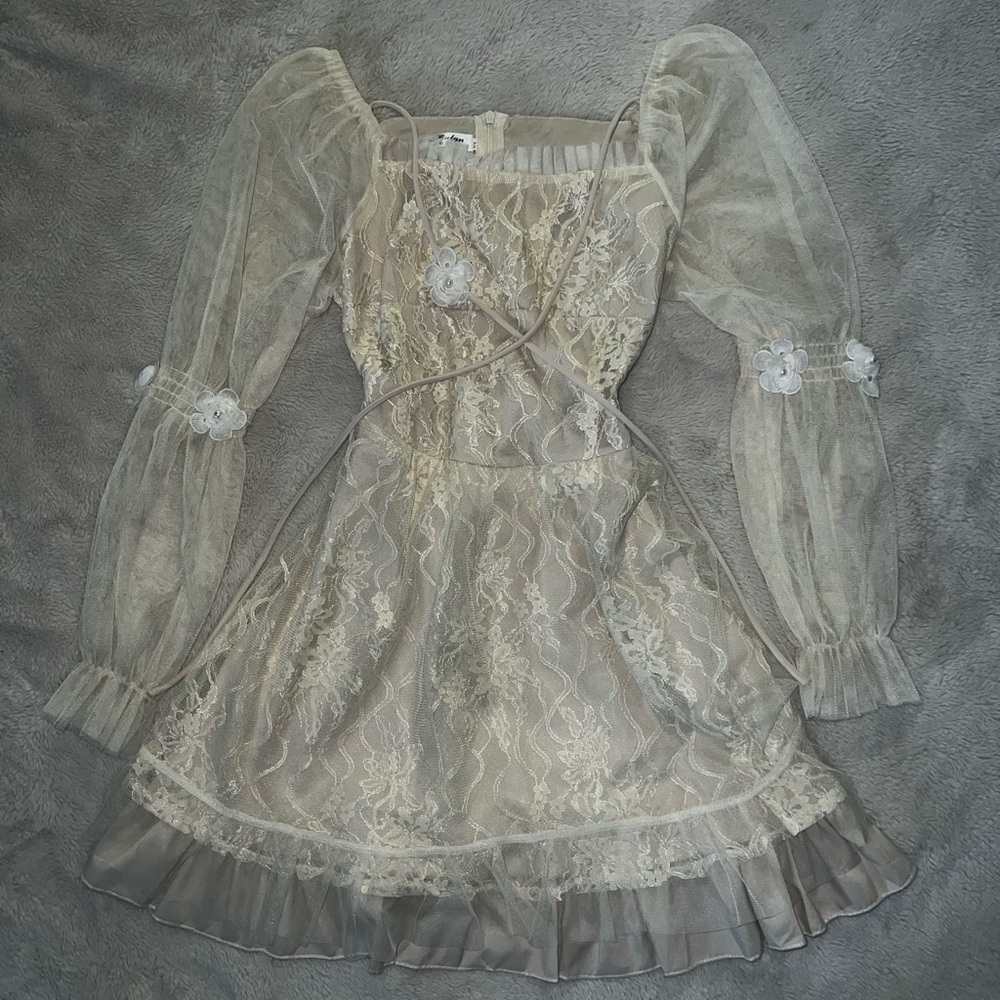 White lace dress with ribbon